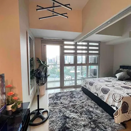 Free Parking With Balcony And City View At Uptown Parksuites Bgc