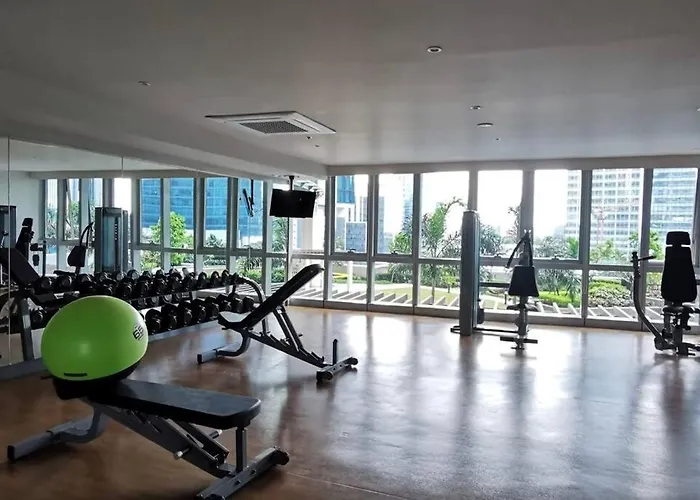 Apartment Free Parking With Balcony And View At Uptown Parksuites Bgc *