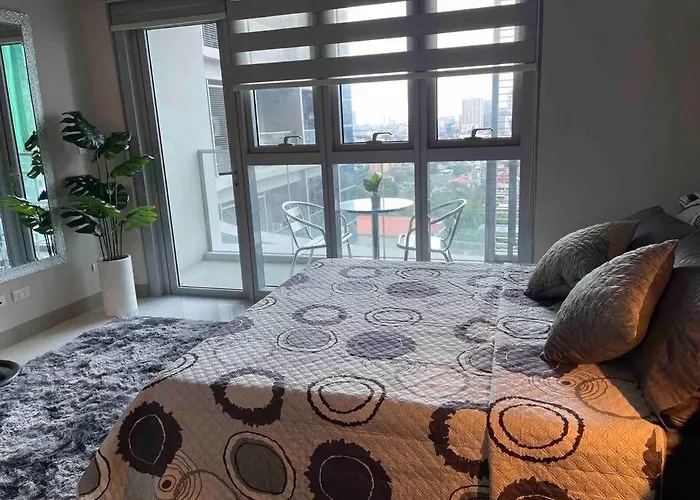 Free Parking With Balcony And View At Uptown Parksuites Bgc Apartment
