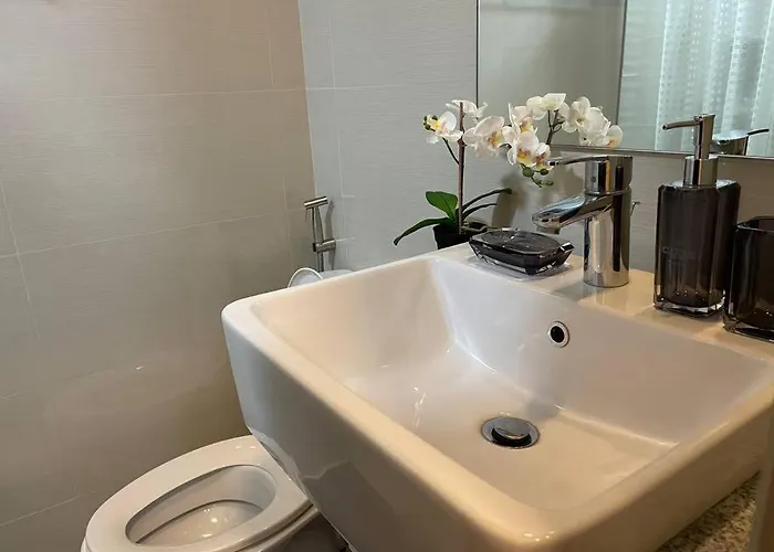 Free Parking With Balcony And View At Uptown Parksuites Bgc Apartment *