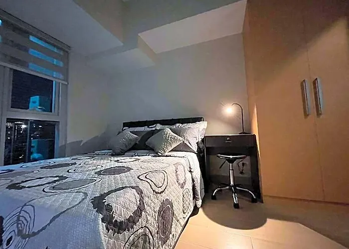 Apartment Free Parking With Balcony And View At Uptown Parksuites Bgc