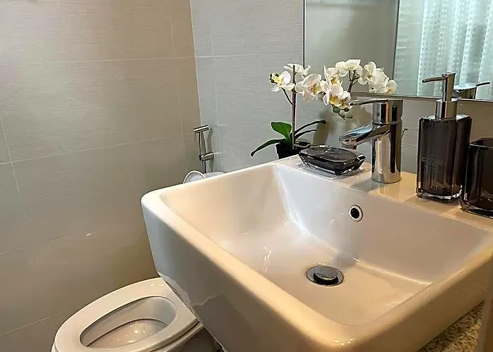 Free Parking With Balcony And View At Uptown Parksuites Bgc Apartment