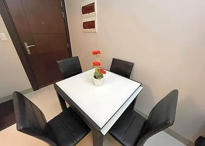 Free Parking With Balcony And View At Uptown Parksuites Bgc Apartment