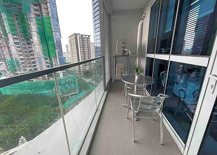 Free Parking With Balcony And View At Uptown Parksuites Bgc *